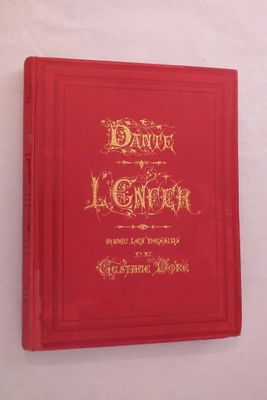 le livre est rouge, avec des lettres dorées dessus
