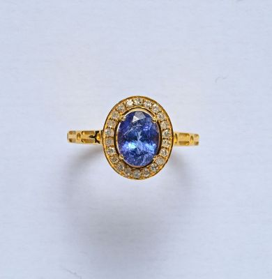 Bague en or jaune 9K (375/oo) centrée d'une Tanzanite ovale …