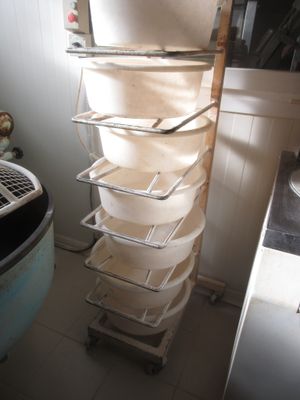 une pile de récipients posée sur un chariot dans une cuisine
