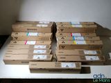 de nombreuses boîtes d'encre posées sur une table