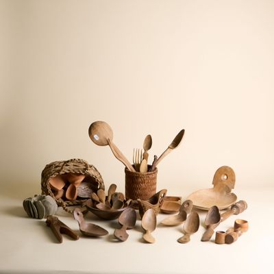 de nombreuses cuillères et ustensiles en bois posés sur une table
