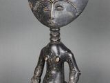 statue d'un extraterrestre à la grosse tête et au petit corps