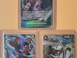 Quatre cartes Pokémon différentes sont accrochées au mur d'une pièce.