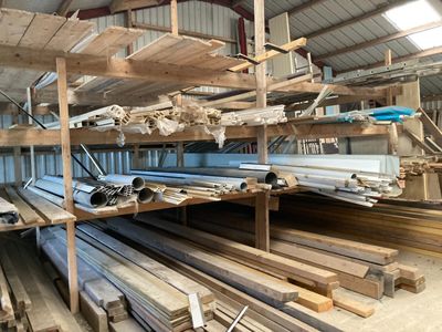 Il y a de nombreuses essences de bois différentes dans cet entrepôt