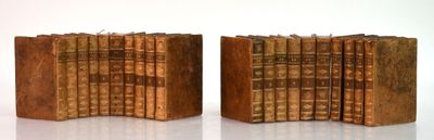 deux serre-livres en bois posés sur une table