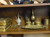 une étagère sur laquelle sont disposés de nombreux objets anciens