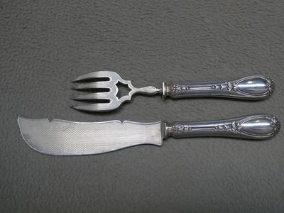 deux fourchettes et un couteau posés sur une table