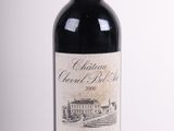 la bouteille de vin rouge est posée sur une surface blanche