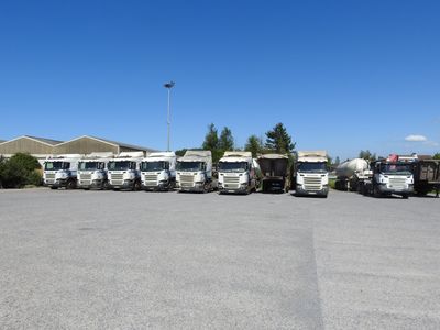 de nombreux camions garés sur un parking