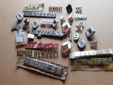 tout un tas de lettres métalliques de différents types sur la table