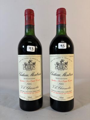 deux bouteilles de vin posées sur une table l'une à côté de l'autre