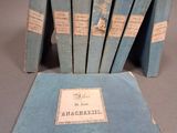 plusieurs livres sont empilés sur une table