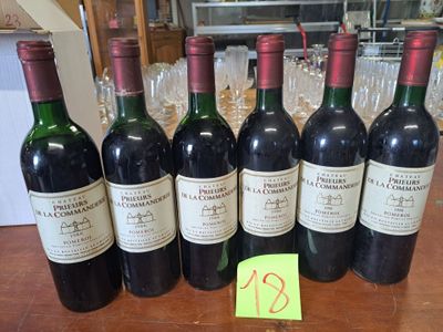 plusieurs bouteilles de vin sont alignées sur une table
