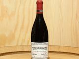 une bouteille de vin posée sur un tonneau