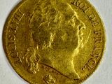 gros plan d'une pièce d'or sur une surface blanche