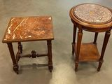 paire de tables d'appoint à plateau en marbre et pieds tournés