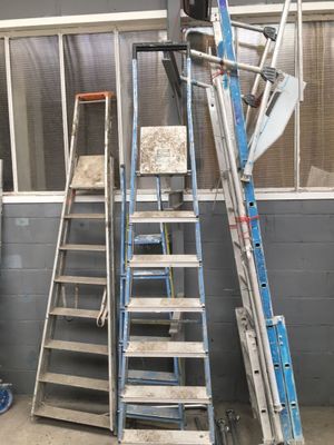 de nombreuses échelles appuyées contre le mur
