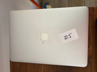 un autocollant au dos d'un ordinateur portable Apple