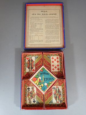 une boîte contenant quatre cartes à jouer, posée sur une table