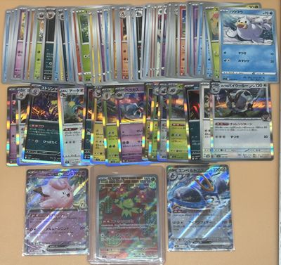 beaucoup de cartes pokemon sur la table