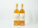 deux bouteilles de vin posées l'une à côté de l'autre sur une surface blanche