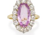 une bague à grappes sertie d'un saphir rose et de diamants