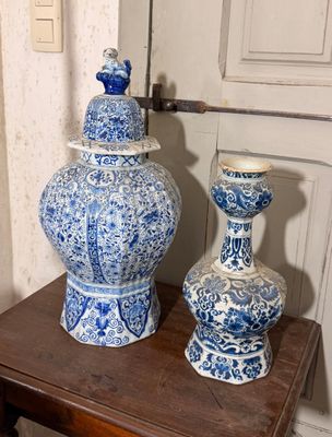 deux vases bleus et blancs posés sur une table en bois
