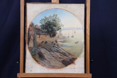 tableau représentant un paysage avec une maison et un arbre posé sur un chevalet