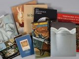 plusieurs livres sont empilés sur une table