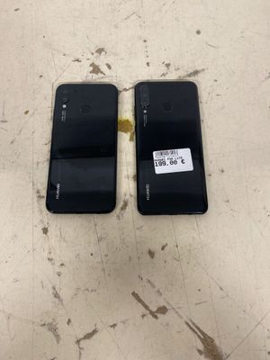 deux téléphones portables noirs posés l'un à côté de l'autre sur une table