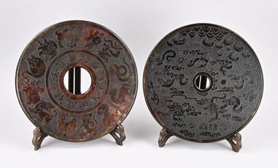 paire d'assiettes anciennes en bronze chinois ornées de motifs, sur leurs socles