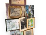 de nombreuses photos accrochées au mur de cette pièce