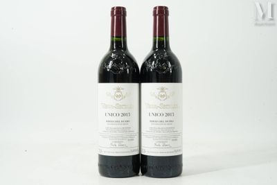 deux bouteilles de vin rouge posées l'une à côté de l'autre sur une surface blanche