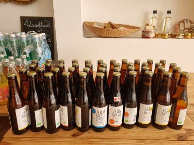 de nombreuses bouteilles de bière posées sur une table en bois