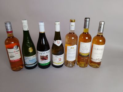 plusieurs bouteilles de vin sont alignées sur une table