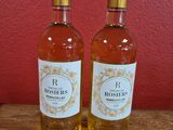 deux bouteilles de vin posées sur une table en bois