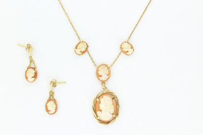 une image représentant un ensemble composé d'un collier et de boucles d'oreilles, sur laquelle figure le portrait d'une femme