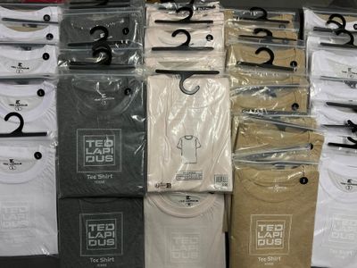 beaucoup de t-shirts exposés dans un magasin