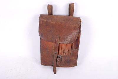 Un porte carte en cuir marron nominatif
