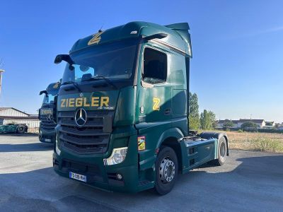 un camion vert garé sur un parking