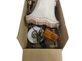 une boîte en carton contenant une lampe et d'autres objets