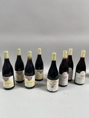 plusieurs bouteilles de vin sont alignées sur une table