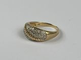 une bague en or jaune avec des diamants sur fond blanc