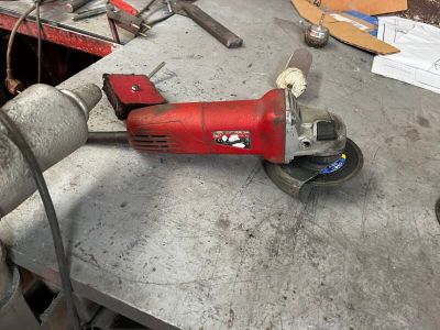une machine rouge posée sur un établi