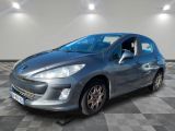 la voiture grise est garée dans le garage sur un sol en damier