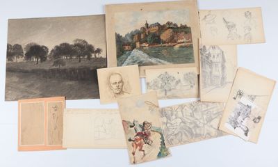 beaucoup de dessins et de photos accrochés au mur
