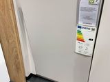une photo d'un réfrigérateur blanc dans une cuisine