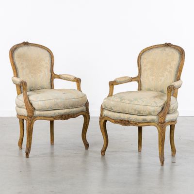 paire de fauteuils de style louis xvi