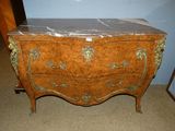 une petite commode avec un plateau en marbre