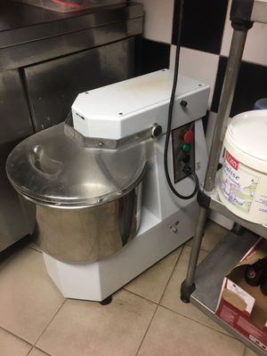 une photo d'une cuisine avec un mixeur et un seau rempli d'aliments